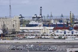 Image du Maroc Professionnelle de  L'exportation et l'importation de voiture au Port de Casablanca, ainsi le chiffre de voitures transitant par le port (import-export) connaît une hausse, passant de 49.000 voitures en 2005 à 76.000 en 2009. Par ailleurs, le nombre de voitures destinées à l'exportation connaît une augmentation annuelle de 26 % passant de 7.100 voitures en 2007 à 11.200 unités en 2009. Les voitures exportées sont destinées aux marchés Européen (54 %). , africain (39 %), et autres marchés (7 %). Samedi 11 Avril 2009. (Photo / Abdeljalil Bounhar)

 